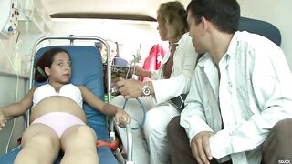 Terhes magyar dzsipó lányt a mentőbe kamagyolnak