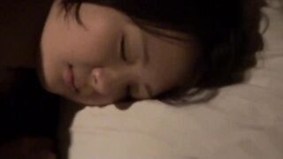 Alvó japán fiatal barinő meghágva
