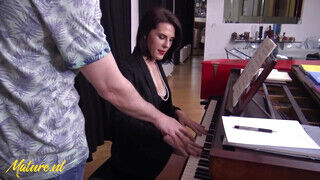 Francia zongora tanárnéni segglyukba baszva