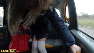 Fake Taxi - Rebecca Volpetti a hátsó ülésen kamatyol