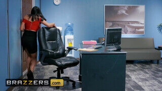 Brazzers - A kolosszális csöcsű Audrey Biton az irodában dug