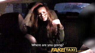 FakeTaxi - Alexis Crystal szereti a taxiban dugást