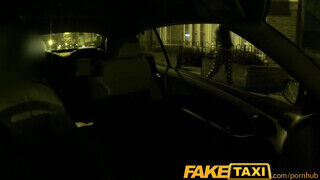 FakeTaxi - Olasz lány a taxiban baszik