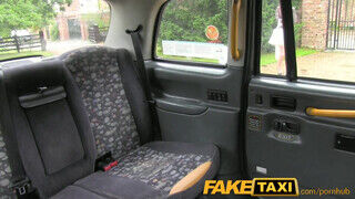 FakeTaxi - Tina Kay a taxiban szeretkezik