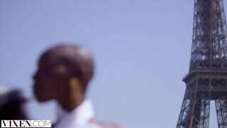 VIXEN - Zaawaadi a csinos kopasz afrikai fiatal pipi