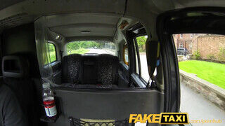 FakeTaxi - Satine Spark bekapja a taxis faszát