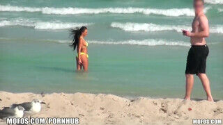 Mofos - amatőr bikinis leányzó a partról
