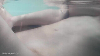ULTRAFILMS - Mila Azul a fürdőkádban élvezkedik