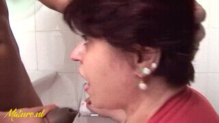 Korosodó nő kreol kárót szop a wcben