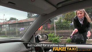 FakeTaxi - Samantha Jolie bekapja a taxis faszát