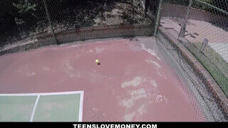 TeensLoveMoney- csinos tenisz játékos kamatyolni akar