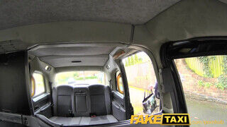FakeTaxi - bűbájos korosabb nő a taxiban