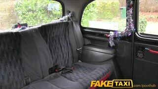 FakeTaxi - popó lyukba a taxiban