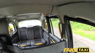 Fake Taxi - Carmel Anderson beindult a sofőrre