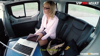 FUCKEDINTRAFFIC - Jenny Smart és egy bazinagy kukac esete