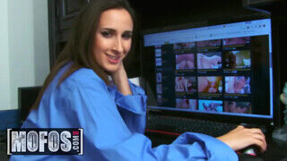 MOFOS - Ashley Adams a nagyméretű cicis tinédzser