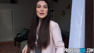 PropertySex - Lily Lou a főnök faszát bekapja