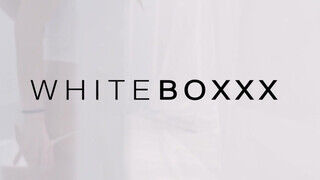 WhiteBoxxx - Naomi bevállalja a hatalmas pélót