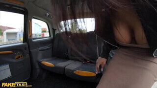 Fake Taxi - Sheila Ortega reszel a taxiban