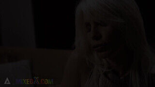 MIXEDX - MIlf mami megollózza a zsenge lányát