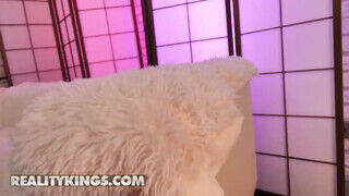 Reality Kings - Leah Meow a csinos jelmezes fiatalasszony