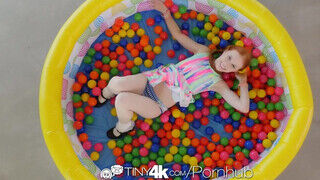 Tiny4K - Dolly Little a szenvedélyes vörös hajú fiatal