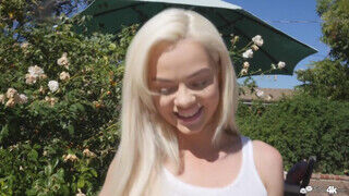 Elsa Jean és a kertész hapsi gigantikus bréje