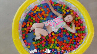 Tiny4k - Dolly Little a pici didkós vörös
