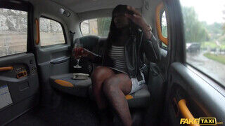 Fake Taxi - Óriás cickós barna milf meghágva