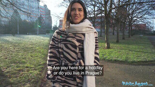 Public Agent - Lena Coxx borotvált cunija bekúrva