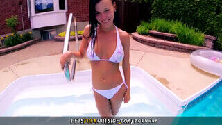 Let's Fuck Outside - Óriási keblű milf a medencénél