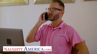 Naughty America - Scarlett Bloom a szomszéddal szeretkezik