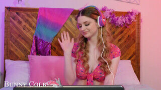 Naughty America - Bunny Colby a méretes tőgyes streamer nőci
