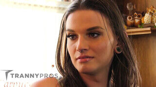 TrannyPros - Jenna Creed a transzi barinő