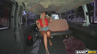 BANGBROS - Elana Bunnz kufircol a kisbuszban