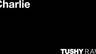TUSHYRAW - Charlie a szexy világos szőke milf