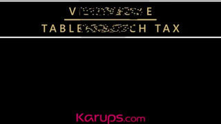 Karups - Vicky Love benyeli a hímtagot