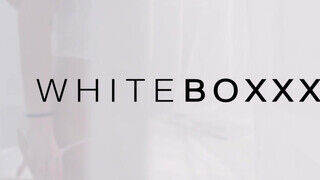 WHITEBOXXX - Isabella De Laa megkúrelva a kanapén
