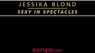 Jessika Blond a bájos világos szőke milf