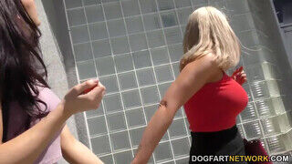Brooklyn Chase és Chanel Preston hátsó bejáratba dugva