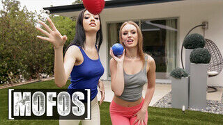 Mofos - Daisy Stone és Scarlett Bloom megosztják a fügyit