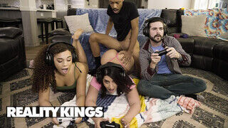 REALITY KINGS - Willow Ryder és Sarah Arabic a gyönyörű gamer csajok