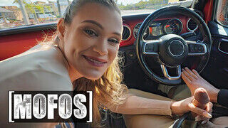 MOFOS - Chloe Rose csipázza a könyörtelen cerkát