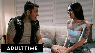 ADULT TIME - Khloe Kay a transzvesztita gádzsi
