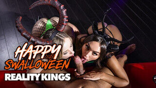REALITY KINGS - Sisi Rose és Anna Claire Clouds farsangi szeretkezése