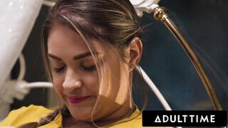 ADULT TIME - Fősulis Freya Parker beleszeret félénk lesbi tanítójába, Gizelle Blancóba