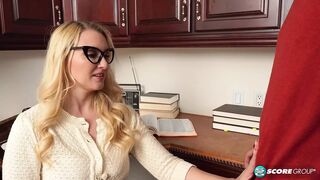 Gyönyörű 40-es Julia Robbie és a zsenge fószer