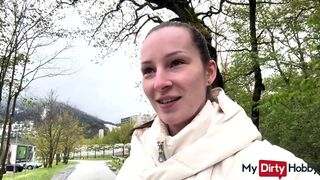 Forró tinédzser amatőr nyilvános orálozása idegennek