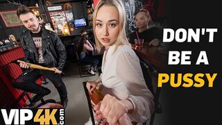 Bátor világos szőke pornósztár keféli idegen srácot a bárban