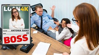Banki főnöknő remegve komálja alárendeltje csábítását
